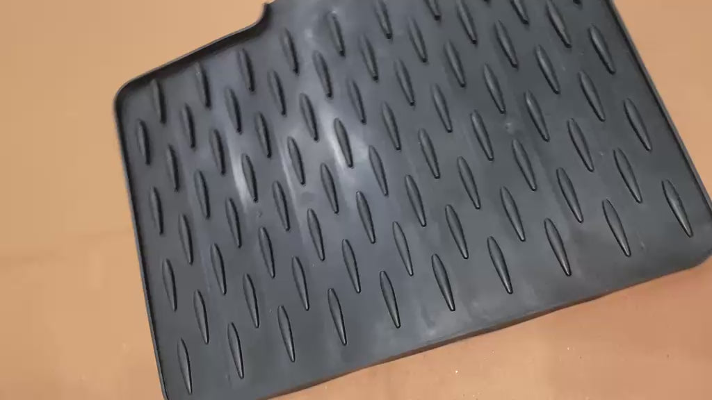 Demo video of the silicone drain mat draining water from dishes into the kitchen sink